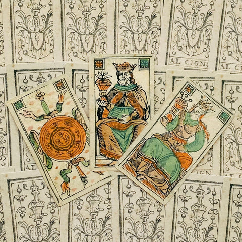 Tarot kortos, antikvarinės: trys atverstos kortos (karalius, karalienė, monetos) ant ornamentinių nugarėlių