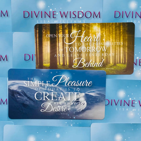 Inspiracinės kortelės Divine Wisdom (Lisa Williams), dvi versijos: mėlyna „Create“ ir aukso miško „Heart“, parodytos iš arti