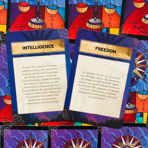 orakulo kortos su dviem atversto kortų pavyzdžiais "Intelligence" ir "Freedom", mėlynos rėmelio versijos