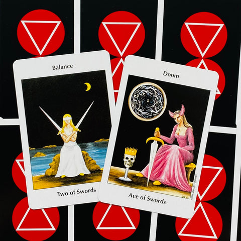 tarot kortos atverstos dviem kortomis: Two of Swords ir Ace of Swords, baltu rėmu ant juodo fono su raudonomis nugarėlėmis
