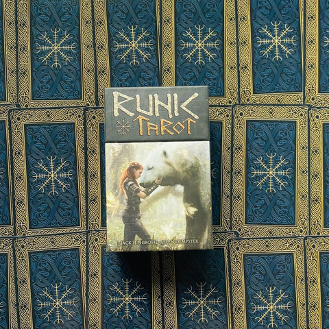 Runk Tarot kortų rinkinys: dėžutė su raudonplaukės moters ir baltos vilko iliustracija ant auksinės mėlynos nugarėlės