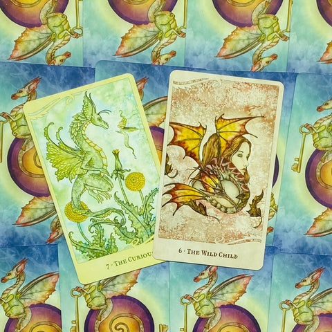 Tarot kortos rinkinys su dviem iliustruotomis kortomis: žalia „The Curious“ ir geltona „The Wild Child“, fonas su kartotomis nugarėlėmis