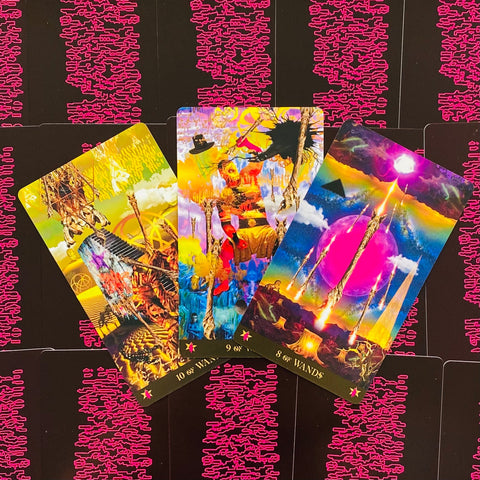 Tarot kortos — trijų atverstų kortų rinkinys su ryškiai spalvotais psichodeliniais piešiniais ant juodo fono