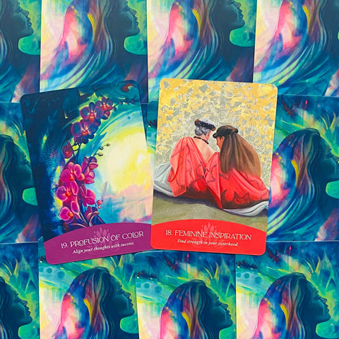 Orakulo kortos — dvi atverstos priekines kortos (Profusion of Color ir Feminine Inspiration), ryškūs dizainai pasirinkimui