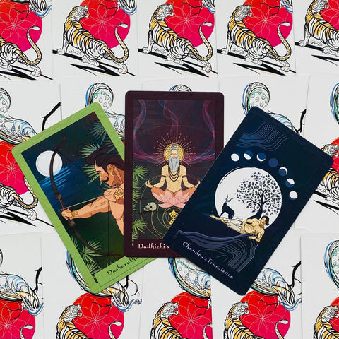 tarot kortos trijų kortų pavyzdys: žalios, bordo ir tamsiai mėlynos prie raudonos tigrinės nugarėlės