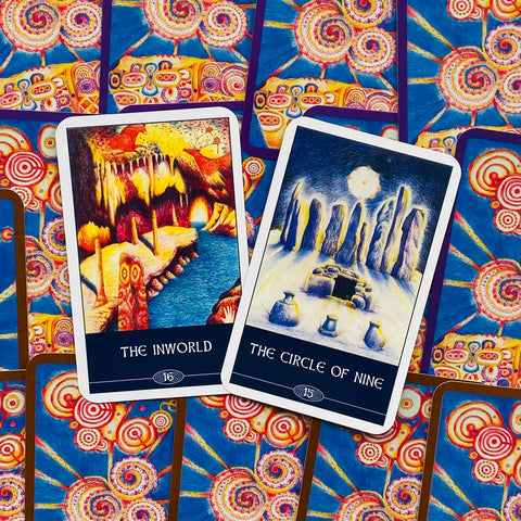 tarot kortos dvi iliustruotos kortos The Inworld ir The Circle of Nine ant ryškios mėlynos nugarėlės, arti priartintas priekis, unikalus piešinių variantas