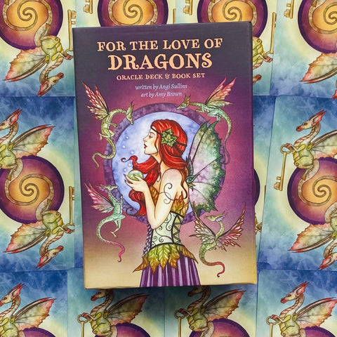 Orakulo kortų rinkinys "For the Love of Dragons" violetinė dėžutė su raudonplauke fėja ir mažais drakonėliais, centre ant raštuoto fono