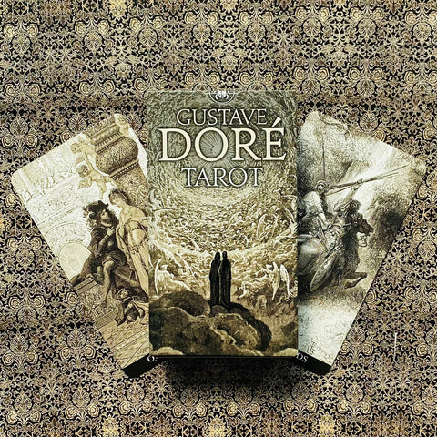 Tarot kortos Gustave Doré dėžutė su sepijos iliustracijomis centre, dvi atviros kortos išskleistos ant ornamentinio fono