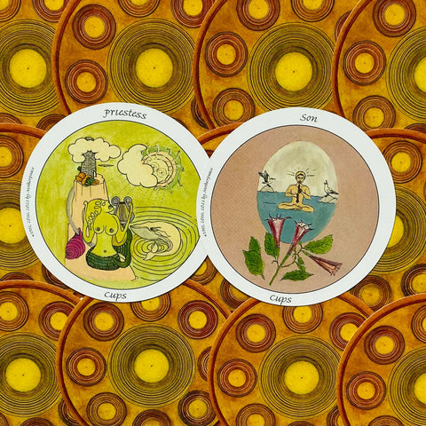 tarot kortos apskritos Cups iliustracijos žalsvai ir rausvai tonais ant geltono apskritų fono, frontinė perspektyva