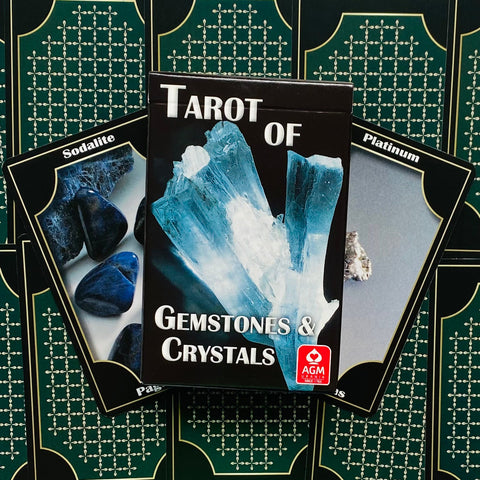 Tarot kortos Gemstones & Crystals, AGM dėžutė su mėlynu krištolu ant viršelio ir dviem pavyzdiniais akmens kortomis