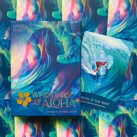 Kortų rinkinys Whispers of Aloha mėlyno–turkio pakuotėje su aukso tekstu ir atvira banga korta šone