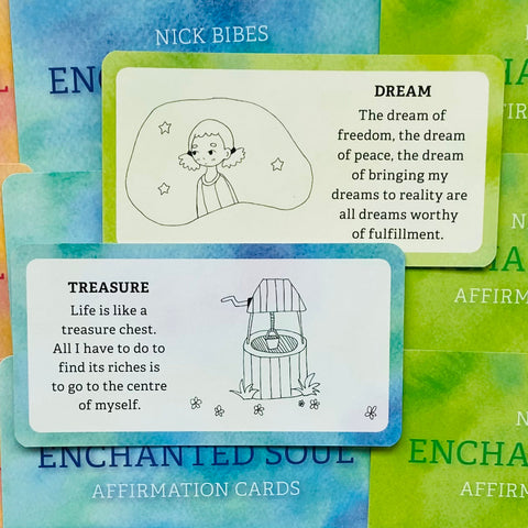 Affirmacinės kortelės Enchanted Soul: mėlyno‑žaliame dėkle, dvi kortelės „Dream“ ir „Treasure“ su juodraštinėmis iliustracijomis ir įkvepiančiais tekstais