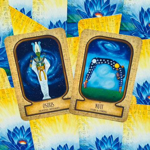 oracle kortos — komplektas su Osiris ir Nuit kortomis, geltonai‑mėlynas fonas, iliustruotos dangiškomis scenomis