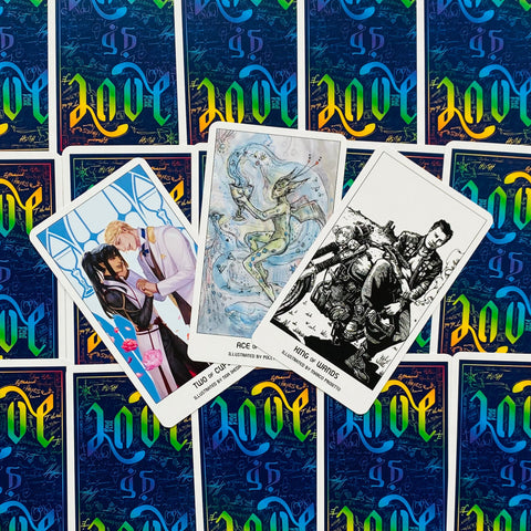 Tarot kortos su ryškiai mėlynomis nugarėlėmis, trys atverstos iliustruotos kortos (Two of Cups, Ace of Cups, King of Wands) išdėstytos fane virš uždengtų kortų