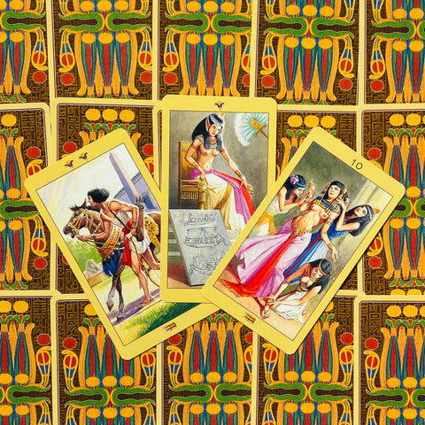 Tarot kortos Egipto tema su geltonais kraštais, trys atvertos kortos demonstruoja pieštus arkus, ryškus hieroglifinis nugarėlės raštas