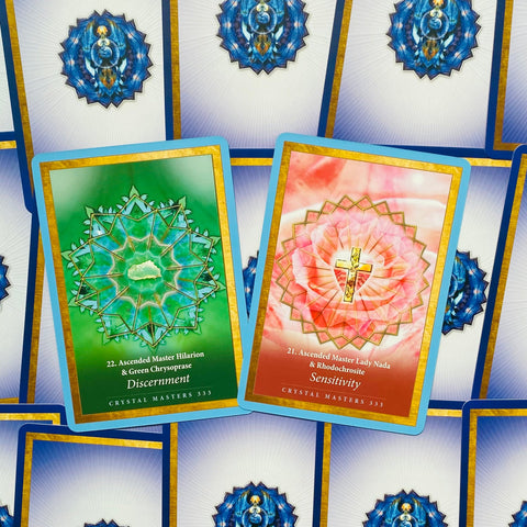 Orakulo kortos Crystal Masters 333 – priešakinės žalioji "Discernment" ir rožinė "Sensitivity" kortos, pasuktos viena prie kitos, išryškinančios skirtingus dizainus