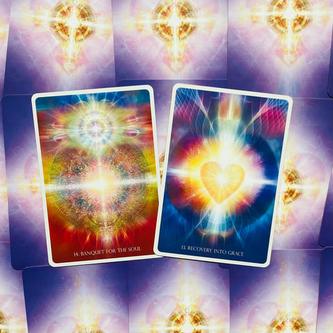 Orakulo kortos: dvi atviros kortos (Banquet for the Soul, Recovery into Grace) su ryškiomis mandala ir širdies kompozicijomis ant violetinio fono