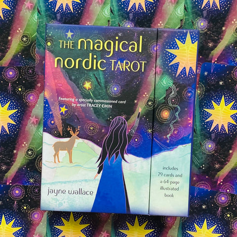tarot kortos The Magical Nordic Tarot pakuotės priekinė dalis mėlyno‑violetinė su moters siluetu, elniu ir žvaigždėtu fonu, nurodyta 79 kortų komplektas
