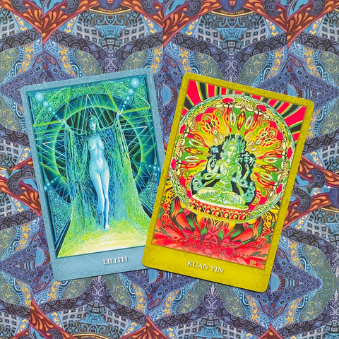 tarot kortos Lilith ir Kuan Yin, ryškūs mėlynos ir aukso spalvų variantai atvaizduoti ant ornamentuoto audinio