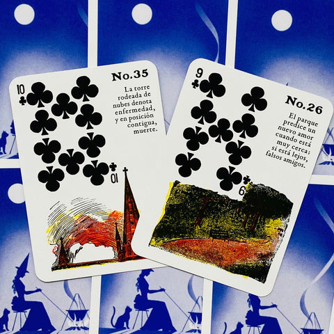 Lenormand kortos, dvi kortos (No.35 ir No.26) su juodais klubo ženklais ir spalvotomis iliustracijomis ant mėlyno fono, pasvirusios ir sutapdintos