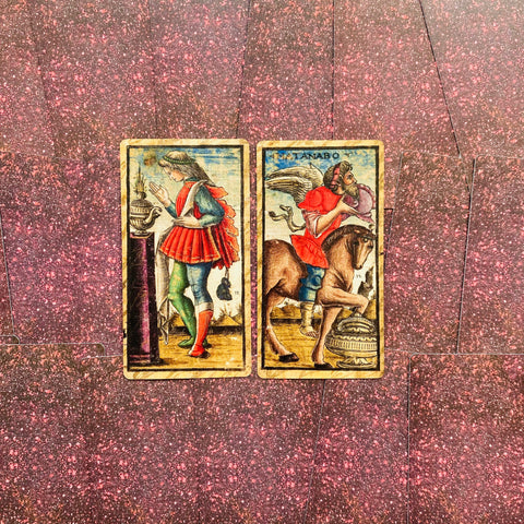tarot kortos vintage rinkinys — dvi rankų darbo iliustruotos kortos (jaunuolis ir riteris) ant rožinio taškuoto fono