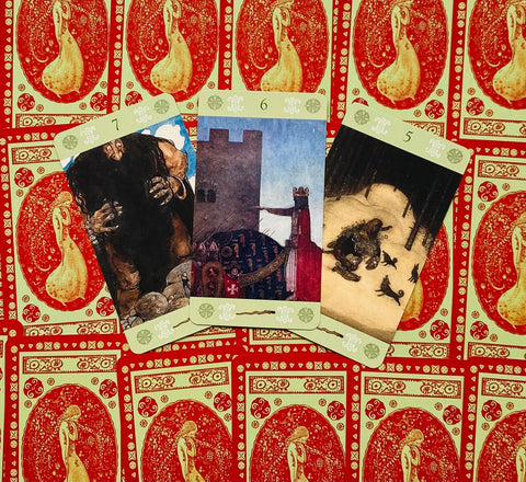 tarot kortos raudonais nugarėlėmis, trijų kortų išklotinė (7, 6, 5) su iliustruotais siužetais ir ornamentuotu fonu