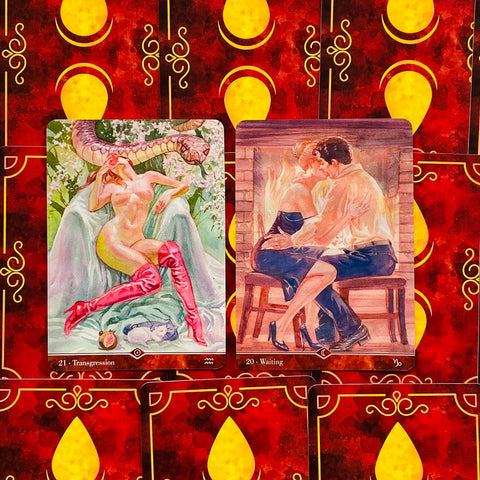 Tarot kortos su dviem skirtingomis iliustracijomis (21 Transgression ir 20 Waiting) ant raudonos‑auksinės nugarėlės