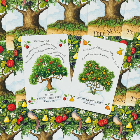 Orakulinių kortų rinkinys Tree Magic, dvi iškelstos kortos — Strawberry Tree ir Quince Tree su žaliomis medžių iliustracijomis ir ornamentiniu fonu