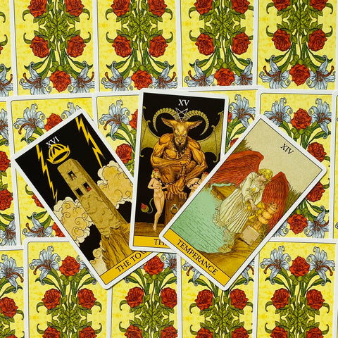 Tarot kortos trys atviros didžiosios arkana (Bokštas, Velnys, Saikas) centre ant geltono gėlių nugarėlių fono