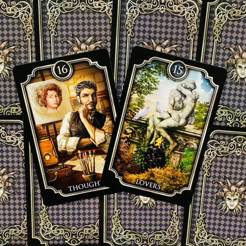 tarot kortos su ornamentiniu fono raštu, arti priartintas kadravimas: kortos 16 (Thoughts) ir 15 (Lovers) su detaliais iliustracijomis