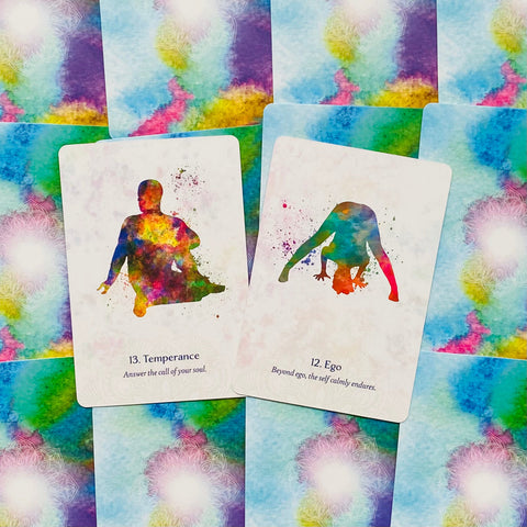 Tarot kortos su akvarelinėmis figūromis, atverstos Temperance (13) ir Ego (12) kortos ant ryškių, raštuotų nugarėlių