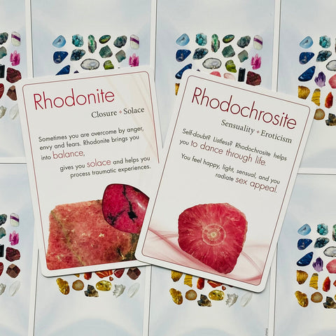 Kristalų kortelės su atvertomis Rhodonite ir Rhodochrosite versijomis, rožinių akmenų iliustracijos ir trumpi gydomieji aprašymai