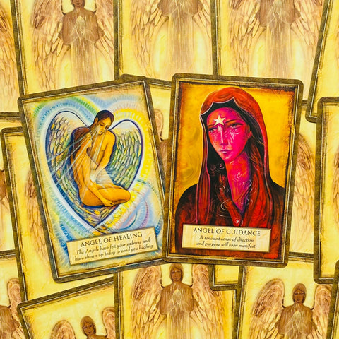Angelų kortos su dviem atvertomis kortomis: mėlyna Angel of Healing ir ryškiai raudona Angel of Guidance, parodytos iš priekio