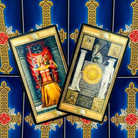 tarot kortos dvi atverstos didžiųjų arkanų kortos ant mėlyno denio nugarėlių su auksiniu kryžiumi