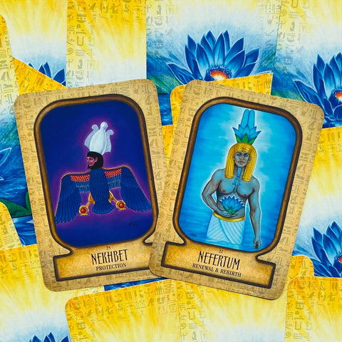 Tarot kortos, dvi atviros Egipto dievų kortos (Nekhbet ir Neffertum) ant geltonai–mėlyno lelijų fono