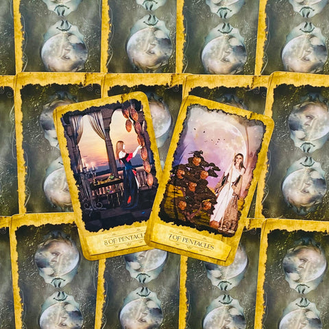 tarot kortos, dvi atviros Pentaklių kortos (7 ir 8) su geltonu kraštu ir mėnulio fone, aiškiai matomos priekinių iliustracijų detalės
