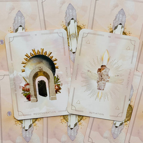 Tarot kortos pastelinių rožinių ir auksinių tonų, dvi priekinės kortos Regeneration ir Initiation su kristalų motyvais, šiek tiek persidengiančios