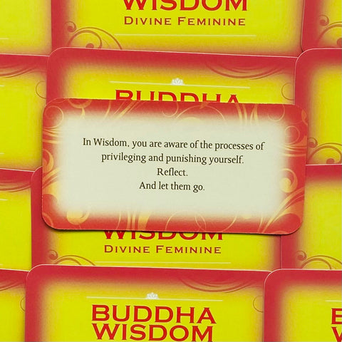 Buddha Wisdom kortos, geltonai-raudona dėžutė su atversta korta, kurioje tekstas ragina susimąstyti, atleisti ir paleisti