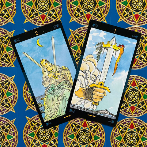 tarot kortos Rider–Waite, dvi atvertos kortos — Kardų tūzas ir Dvi kardos ant mėlynos ornamentuotos nugarėlės