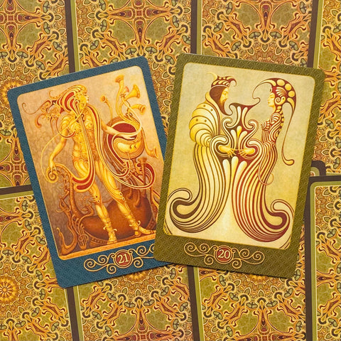 tarot kortos Art Nouveau stiliaus, dvi išdėstytos kortos su mėlynu rėmu (21) ir alyviniu rėmu (20), ornamentuotas fonas