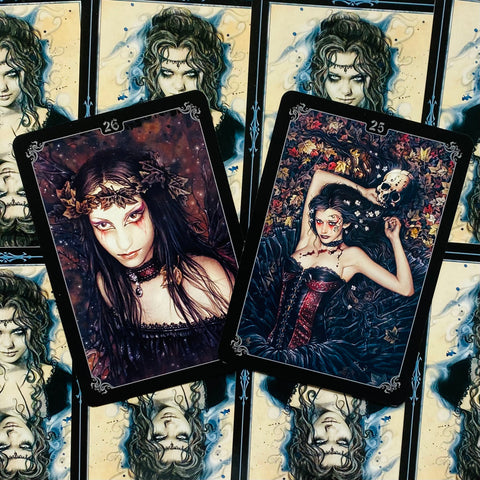 tarot korta Gothic Faeries Nr.26 tamsus moters portretas, šalia Nr.25 gulinti figūra su kaukole ir juodais kraštais