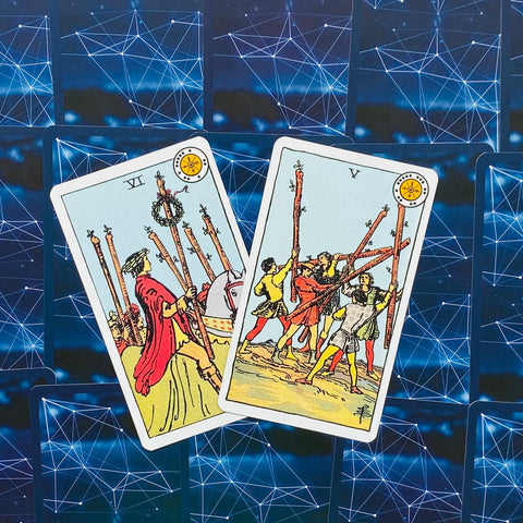 Tarot kortos su priešinėmis kortomis Šešių ir Penkių lazdelės, ryškūs piešiniai ant mėlynos tinklinės nugarėlės