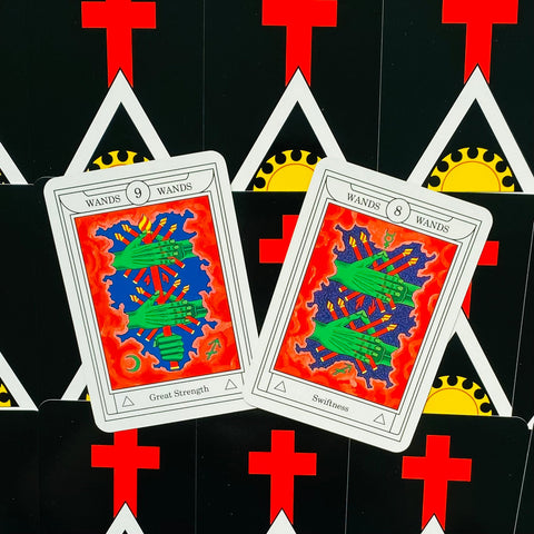 tarot kortos Rider‑Waite stiliaus, dvi raudonai‑žalios Wands kortos (8 ir 9) persidengusios ant juodų nugarėlių, parodytas skirtingas variantas