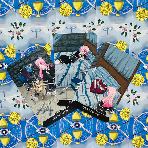 Tarot kortos anime stiliaus — trys išdėstytos kortos su rožine plauka, kalavijais ir dekoratyviu nugarėlių raštu, unikalus variantas