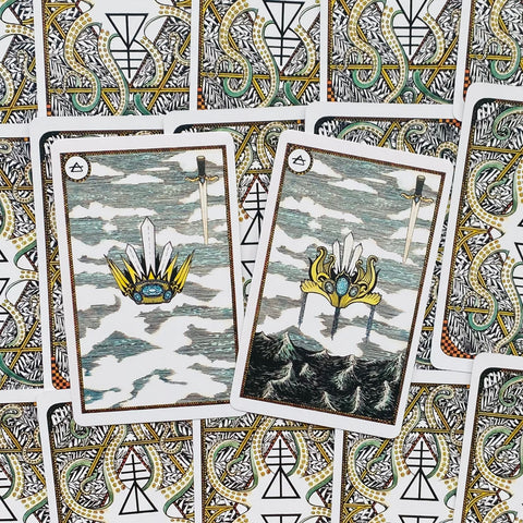 Tarot kortos, dvi atverstos kortos su geltonomis karūnomis ir kalaviju virš bangų, unikalus ornamentuotas nugarėlių fonas