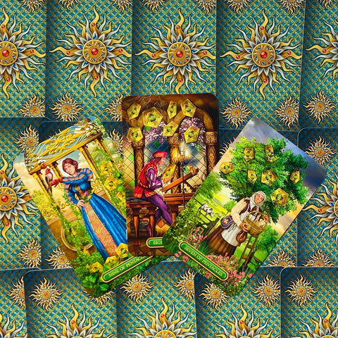 tarot kortos trijų kortų išdėstymas (7–9 Pentaklų), ryškios žaliai‑mėlynos fone su auksinėmis detalėmis, artiėjas planas