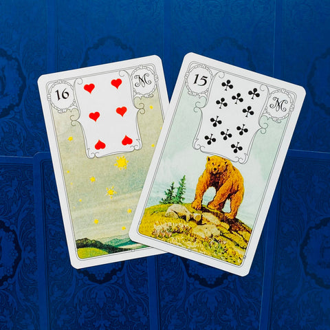 Lenormand kortos, dviejų kortų derinys: 16 Žvaigždė ir 15 Lokys, spalvotos iliustracijos ant mėlyno raštuoto fono