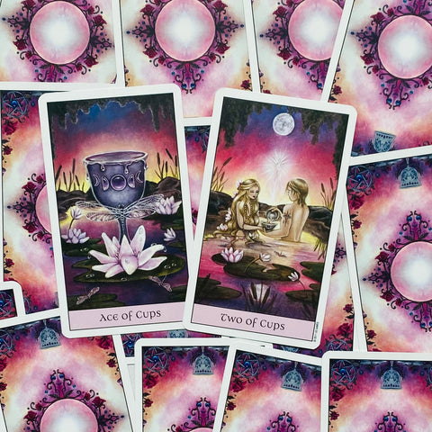tarot kortos rožinių ir violetinių tonų komplektas su Ace of Cups ir Two of Cups kortomis, iš arti parodytas prekės galerijoje