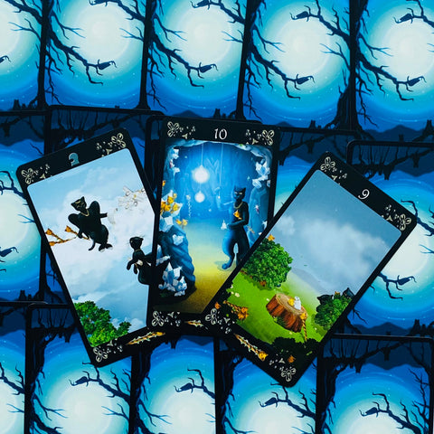 Tarot kortos katės tematikos rinkinys, trys atvertos kortos su mėlynu mėnulio nugarėlių piešiniu ir detalizuotomis iliustracijomis