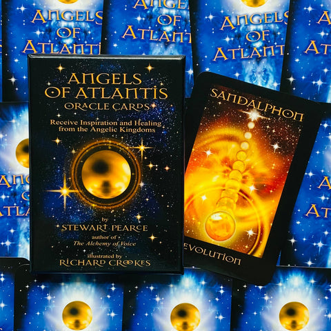 Angels of Atlantis oracle kortos, juoda dėžutė su auksiniu rutuliu ir atversta ryškiai geltona korta, produkto sąraše